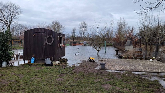 Der Garten von André Esnault steht immer noch unter Wasser