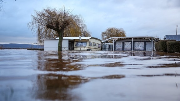 Wohnwagen und Vorzelte stehen im Hochwasser der Talsperre Kelbra.