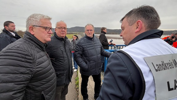 Ministerpräsident Reiner Haseloff an der Talsperre Kelbra.