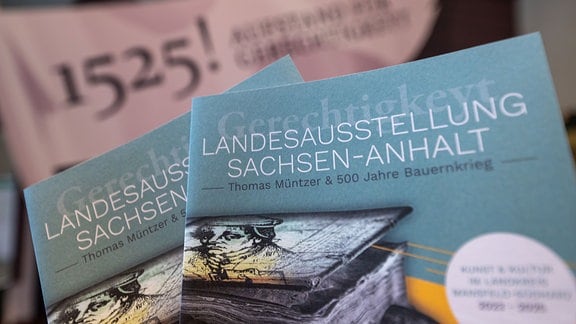 Ein Flyer informiert  über die dezentrale Landesausstellung zum Gedenken an 500 Jahre Bauernkrieg.