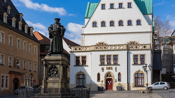 Vor dem Rathaus der Lutherstadt Eisleben steht eine Statue von Martin Luther.