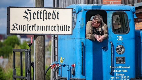 Ein Vereinsmitglied der Mansfelder Bergwerksbahn rangiert mit einer Diesellok auf dem Bahnhof Kupferkammerhütte.