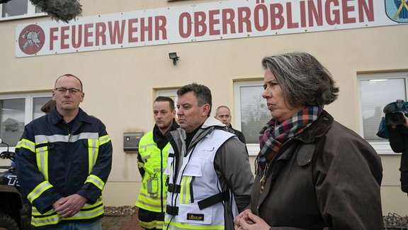 Tamara Zieschang, Innenministerin von Sachsen-Anhalt, und A. Schröder (M), Landrat Mansfeld-Südharz, stehen vor der Feuerwehr in Oberröblingen, wo sich die Katastropheneinsatzzentrale befindet. Die Ministerin macht sich im Hochwassergebiet um den Ort Oberröblingen ein Bild von der angespannten Situation.