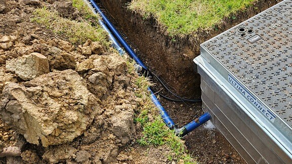 Ventilkasten und Leitungen eines Bewässerungssystems