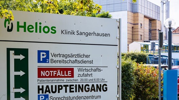 Ein Schild weist auf Abteilungen im Helios-Klinikum in Sangerhausen hin.