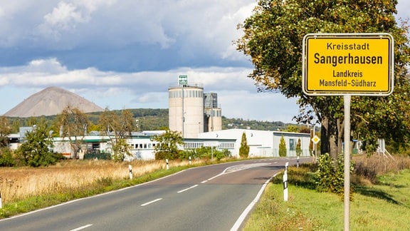 Auf einem gelben Ortsschild steht mit schwarzer Schrift Kreisstadt Sangerhausen, Landkreis Mansfeld-Südharz