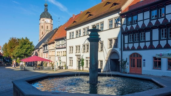 Der Markt, die Jacobikirche und der Marktbrunnen in Sangerhausen.