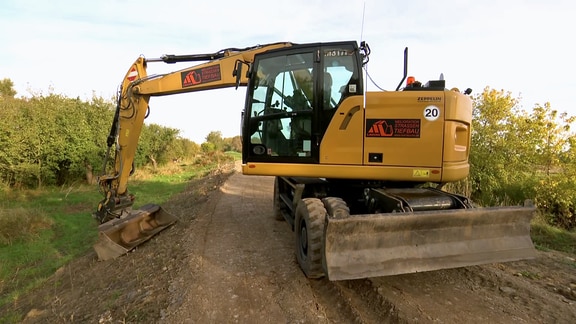 Bagger auf dem Deich an der Helme