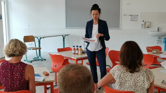 Sabine Heklau vom Landesschulamt informiert die Bewerber über den Seiteneinstieg in den Lehrerberuf.