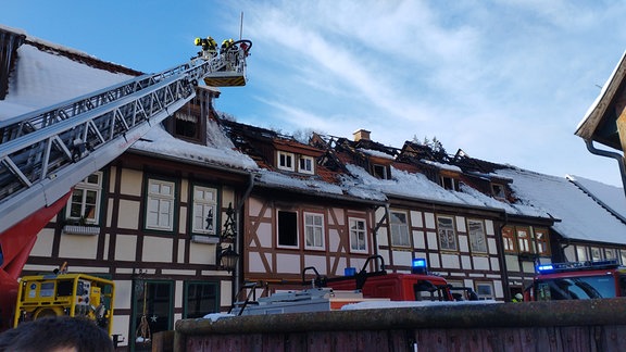 Gelöschter Dachstuhlbrand an drei benachbarten Gebäuden