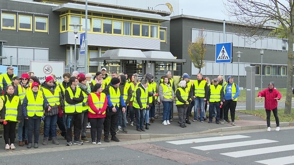 Streikende vor dem Aryzta-Werk in Eisleben