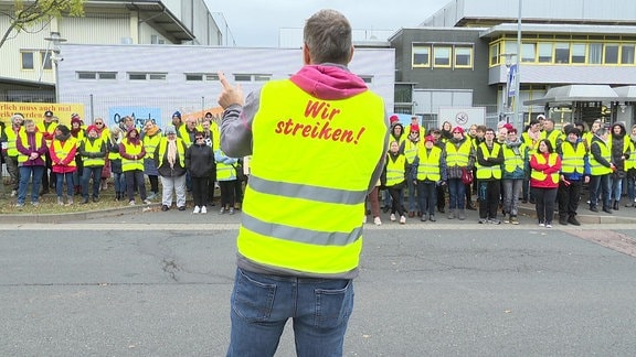 Streikende vor dem Aryzta-Werk in Eisleben