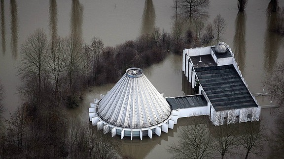 Planetarium in Halle steht unter Wasser, 2011.