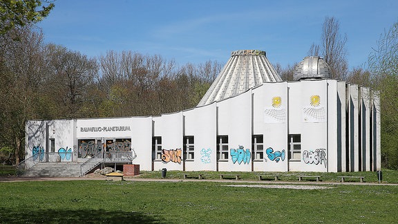 Das Planetarium auf der Peißnitzinsel in Halle (Saale).