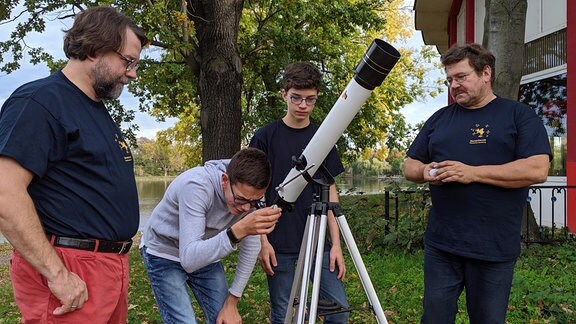 Christoph Langer, Schüler Aaron Hoffmann und Jakob Langer sowie Ingo Hohler vom Planetarium Merseburg