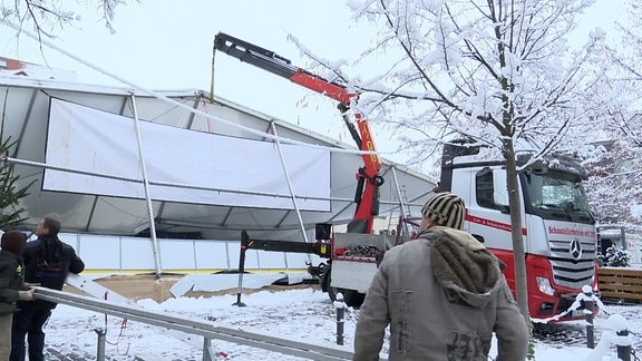 In Merseburg ist das Zeltdach der Eislaufbahn eingestürzt. 