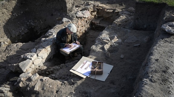 Grabungsleiter Holger Grönwald vom Landesamt für Denkmalpflege und Archäologie Sachsen-Anhalt dokumentiert einen entdeckten Heizraum für eine Umluftheizung der herrschaftlichen Räume in der ehemaligen Burg. Archäologische Grabungen neben der Doppelkapelle St. Crucis auf dem Gelände der markgräflichen Burg Landsberg