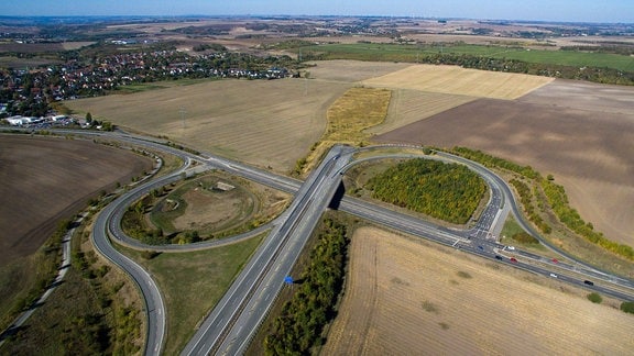 Luftaufnahme der Bundes-Autobahn 143 Kreuz Halle Neustadt