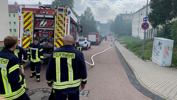 Feuerwehr bei einem Einsatz in einem Wohngebiet in Hettstedt