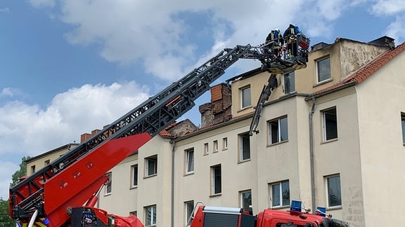 Feuerwehr bei einem Einsatz in einem Wohngebiet in Hettstedt