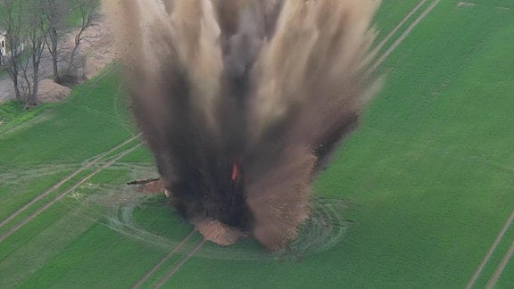Eine Weltkriegsbombe explodiert auf einem Feld bei Braunsbedra