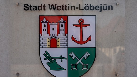 Das Wappen der Stadt Wettin-Löbejün am Rathaus