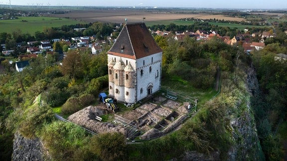 Das Grabungsfeld auf dem Kapellenberg mit der Doppelkapelle (Aufnahme mit einer Drohne). 