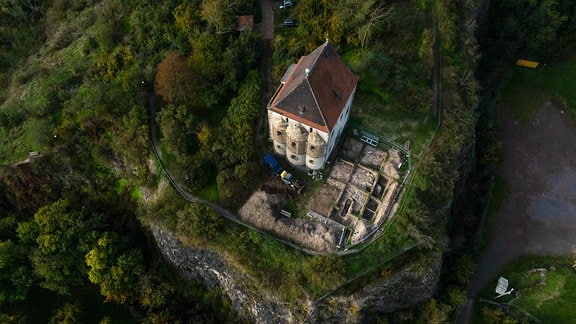 Das Grabungsfeld auf dem Kapellenberg neben der Doppelkapelle St. Crucis auf dem Gelände der markgräflichen Burg Landsberg