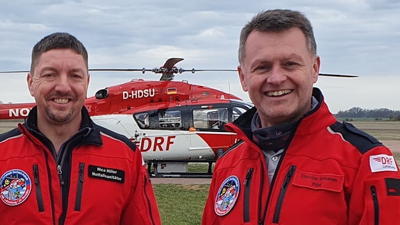 Notfallsanitäter Nico Hiller (links) und Pilot Thorsten Schramm (BILD VON ANFANG 2023)