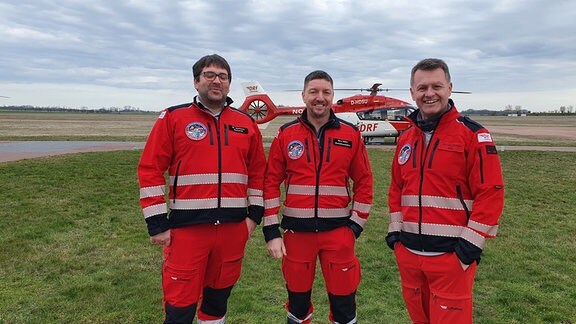 Luftrettung in Oppin – auf dem Bild (von links nach rechts): Notarzt Moritz Heinen, Notfallsanitäter Nico Hiller und Pilot Thorsten Schramm.