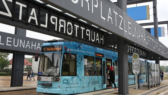 Eine Straßenbahn steht an der Straßenbahnhaltestelle Haupttorplatz, die das Leuna-Werk mit der Stadt Leuna verbindet. I
