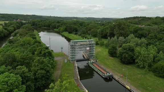 Baugerüst an der Schleuse in Wettin