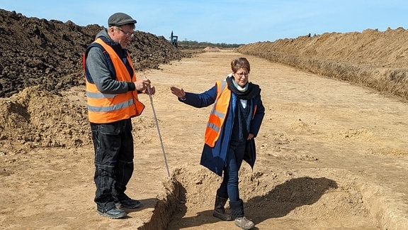 Grab eines Wiedergängers mit dem örtlichen Grabungsleiter Uwe Moos und Dr. Susanne Friederich, Leiterin der Abteilung Bodendenkmalpflege.