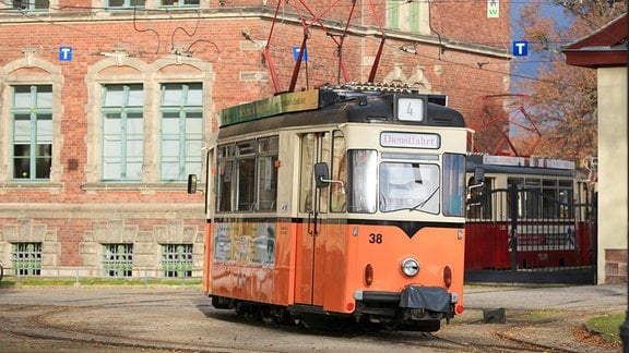 Die historische Straßenbahn "Wilde Zicke" fährt durch Naumburg