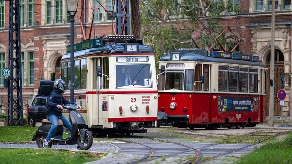 Ein Lowa ET50 Triebwagen (l) der Straßenbahn Naumburg von 1955 fährt durch die Stadt. 