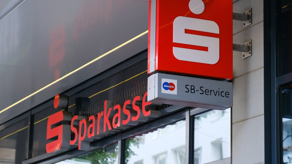 Sparkasse Vogtland: Gericht soll Zinsen für Prämiensparer korrigieren