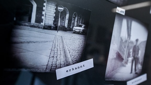 "Erkannt" steht an einem Foto, das im Stasi-Unterlagenarchiv in Halle/Saale zu sehen ist.