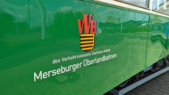 Auf einem Straßenbahn-Beiwagen sehte die Aufschrift Merseburger Überlandbahn. 