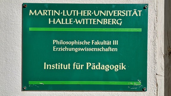 Ein grünes Schild mit der Aufschrift "Institut für Pädagogik".