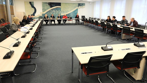 Blick in den Beratungsraum der Konstituierenden Sitzung des Parlamentarischen Untersuchungsausschusses zum Terroranschlag von Halle.