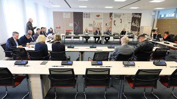 Magdeburg: Blick in den Sitzungraum des Parlamentarischen Untersuchungsausschusses zum Terroranschlag von Halle im Landtag.