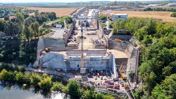 Blick auf die Baustelle der Saalebrücke der Autobahn 143. Das 968 Meter lange Bauwerk ist das längste Bauwerk auf dem knapp 13 Kilometer langen Nordabschnitt. 