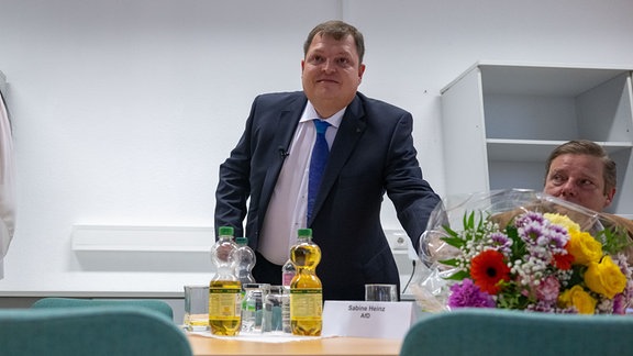 Im Stadtrat von Raguhn-Jeßnitz wird Hannes Loth (AfD, M) als neuer Bürgermeister der Kleinstadt vereidigt.