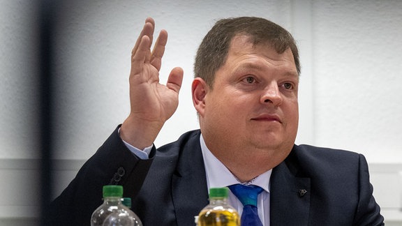 Im Stadtrat von Raguhn-Jeßnitz hebt Hannes Loth (AfD) seine Hand zur Abstimmung. 