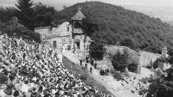 Mehr als 1000 Zuschauer verfolgen am 01.09.1970 im 1903 erbaute Naturtheater in Thale (Harz) das Märchespiel "Rumpelstilzchen"