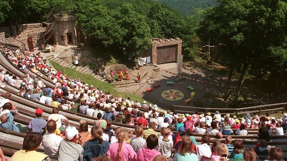 Das 1903 erbaute Harzer Bergtheater in Thale wurde nach dem Vorbild griechischer Amphitheater gestaltet und liegt am obersten Hang des Hexentanzplatzes