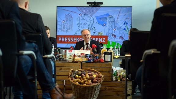 Reiner Haseloff (M, CDU) Ministerpräsident des Landes Sachsen-Anhalt sitzt während der Pressekonferenz zur Grünen Woche.