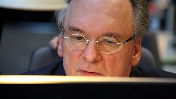 Eine Nahaufnahme von Ministerpräsident Reiner Haseloff, der am Computer sitzt.
