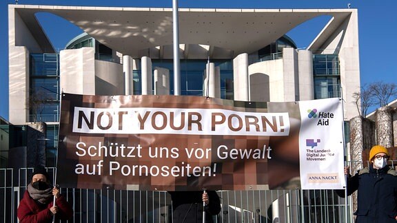 "Not your porn" steht auf dem Transparent bei einer Protestaktion von HateAid vor dem Bundeskanzleramt