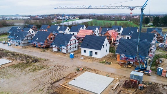 Einfamilienhäuser werden in der Region Hannover gebaut.